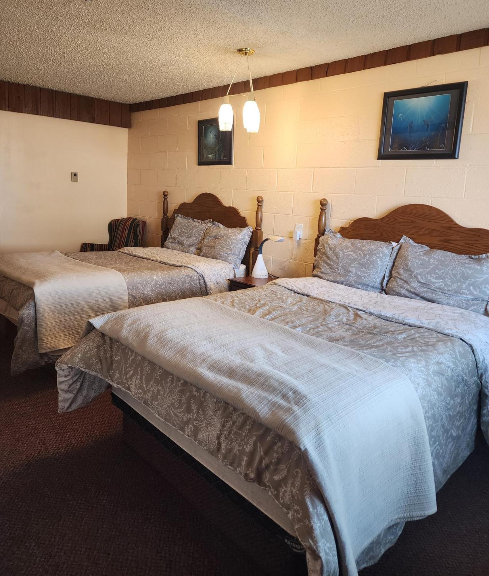 Cedar Villa Motel Foremost Bagian luar foto