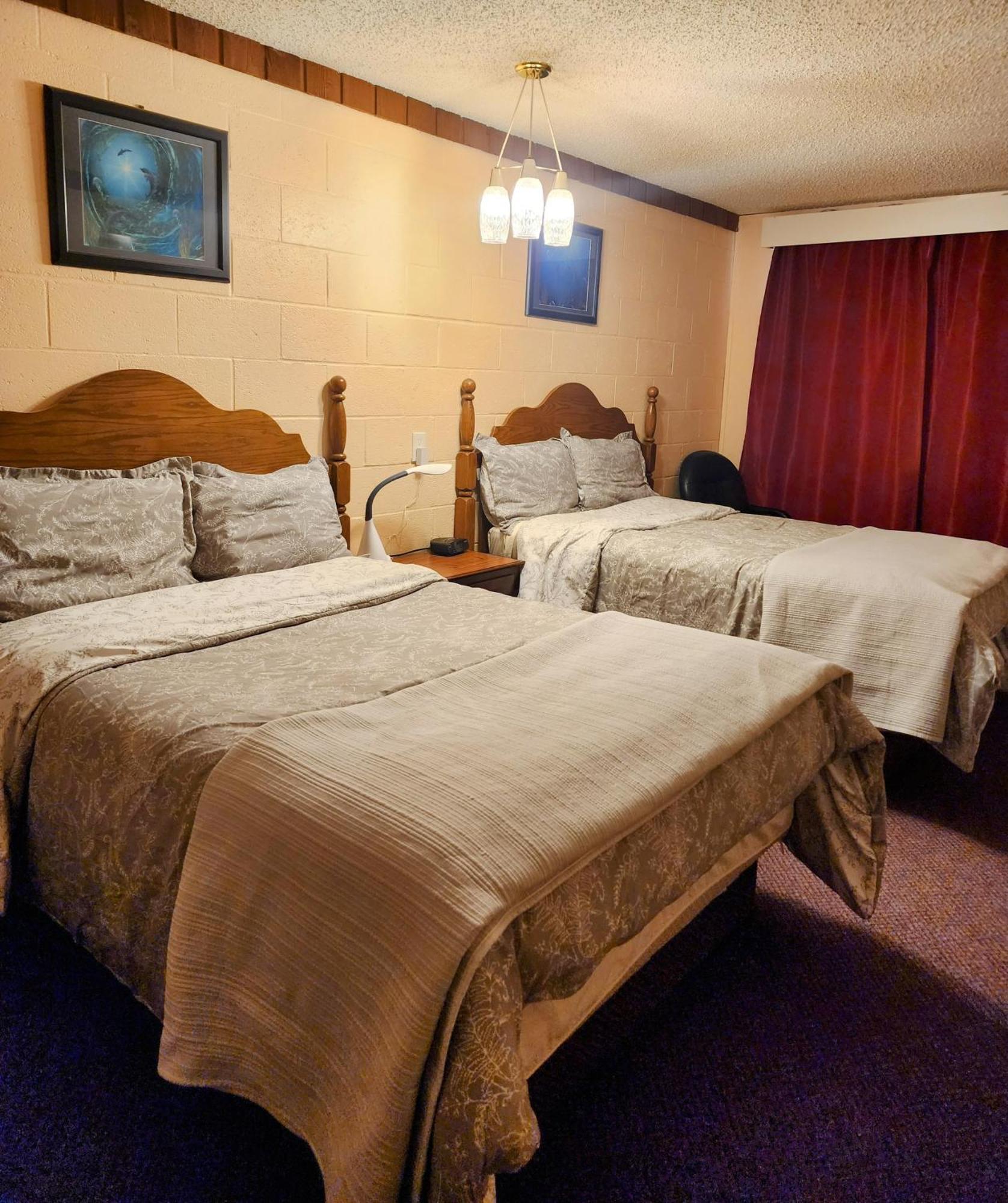 Cedar Villa Motel Foremost Bagian luar foto