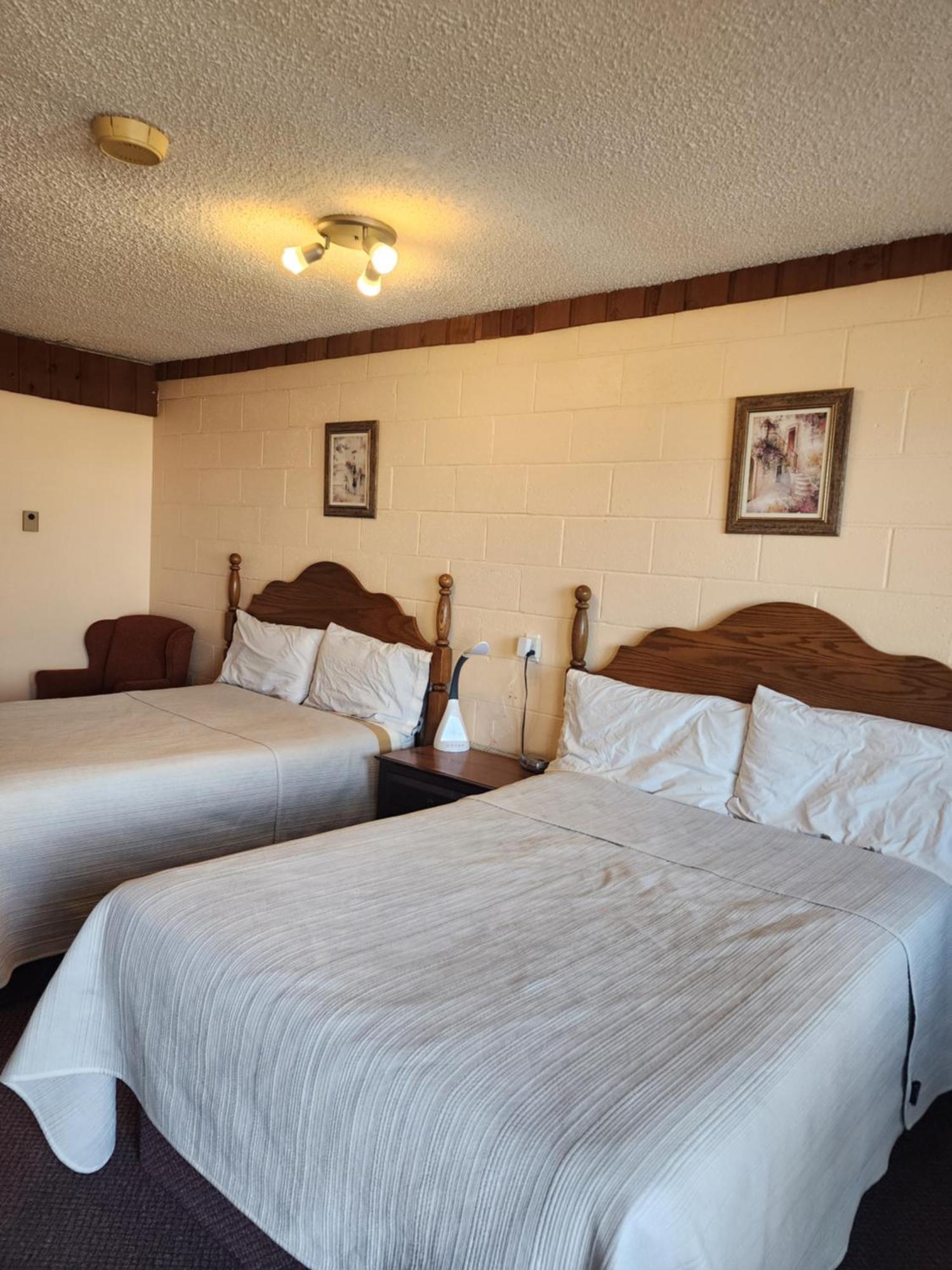 Cedar Villa Motel Foremost Bagian luar foto