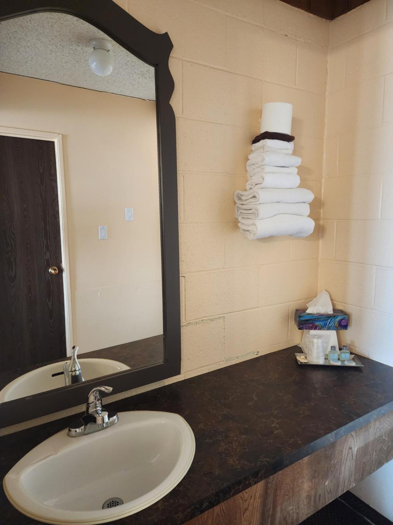 Cedar Villa Motel Foremost Bagian luar foto