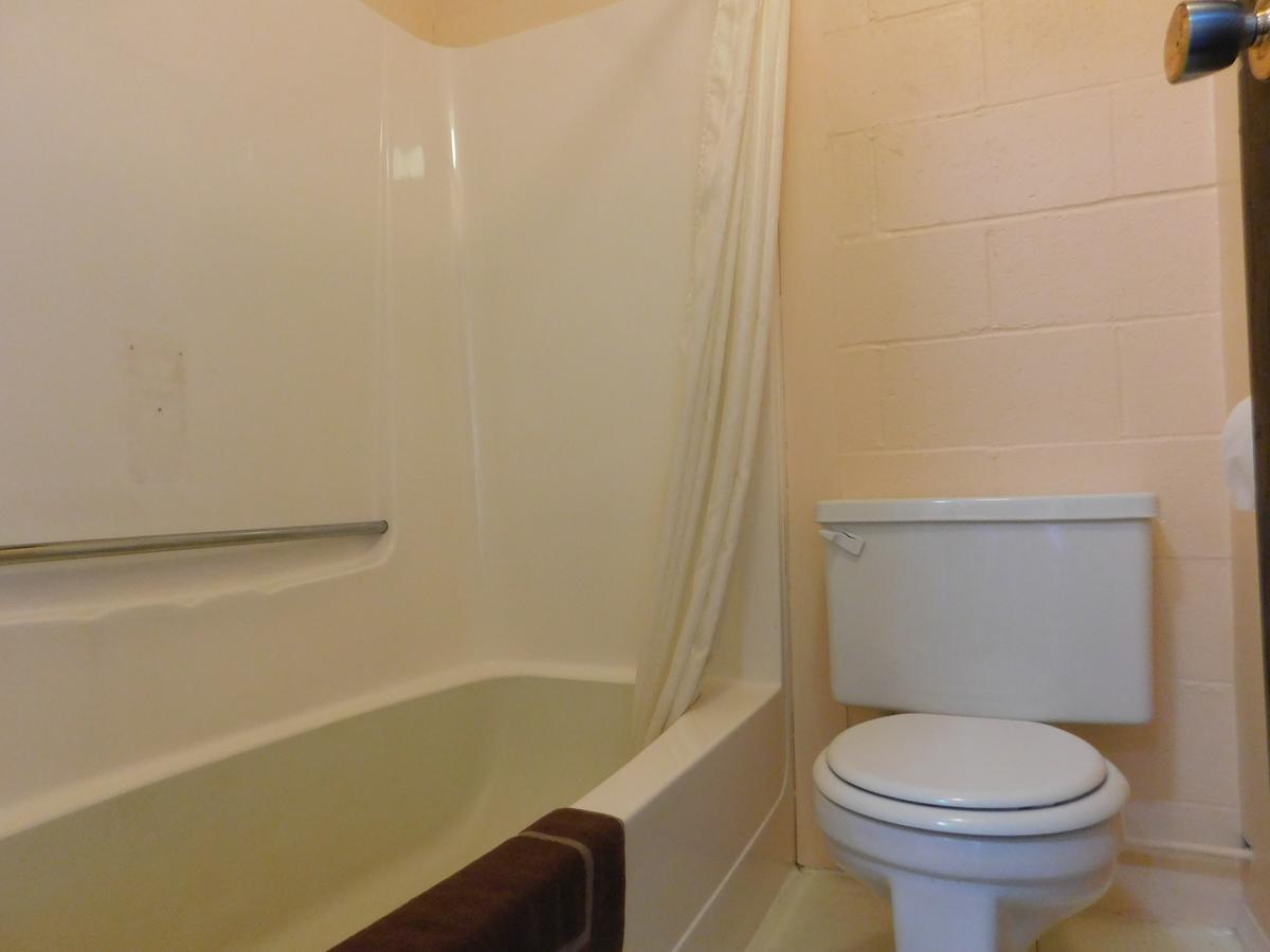 Cedar Villa Motel Foremost Bagian luar foto